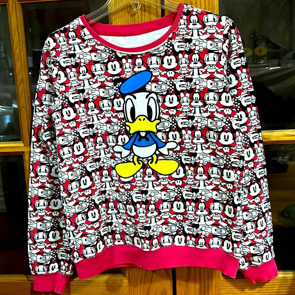 Pre-Owned No Brand  Donald Duck, fits like a Medium, no tag in great condition.